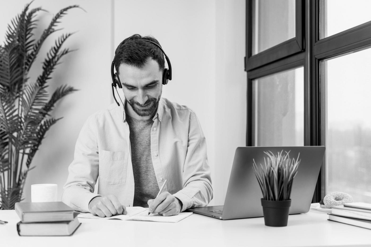 Analyse de documents financiers et graphiques d'investissement sur un bureau